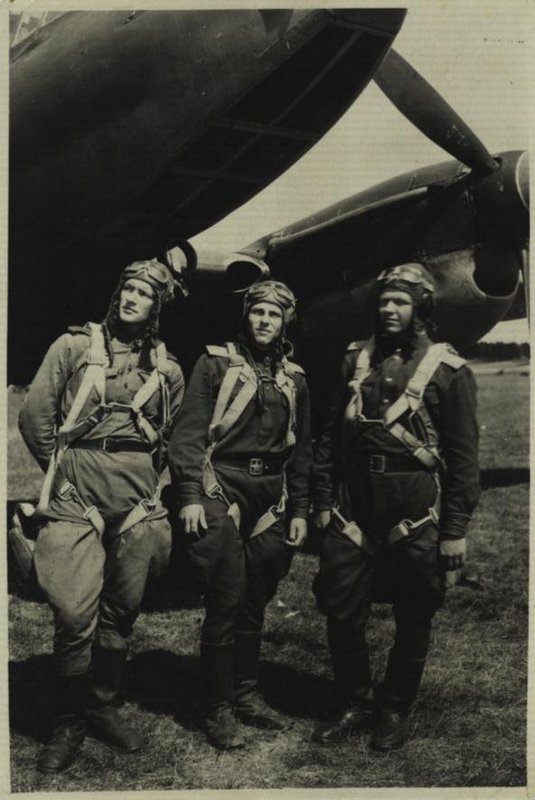 Crew of bomber aircraft PE-2