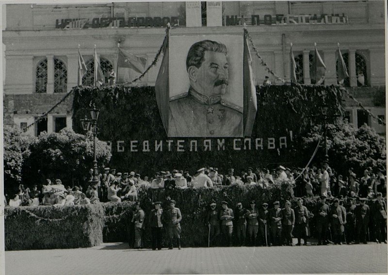 Image: Meeting of the victorious soldiers of the Red Army on the Tsar Liberator Square, the city of Sofia