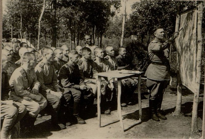 Image: Conducting classes in the 17th guard company