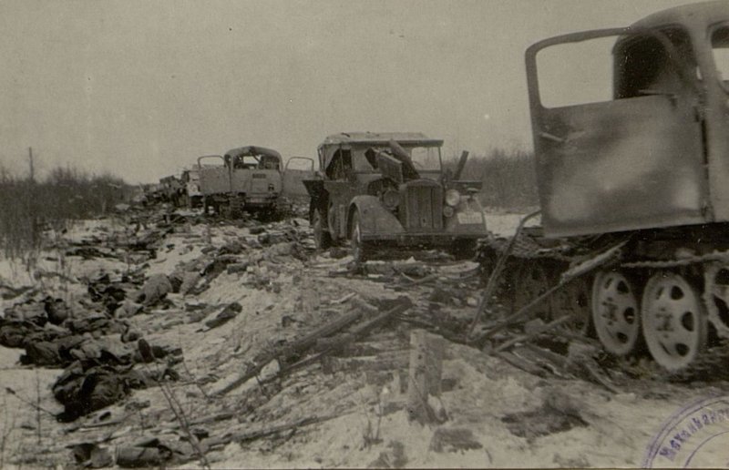 Фотография: Немецкая колонна противотанкового батальона дивизиона, разбитая в Подберезье