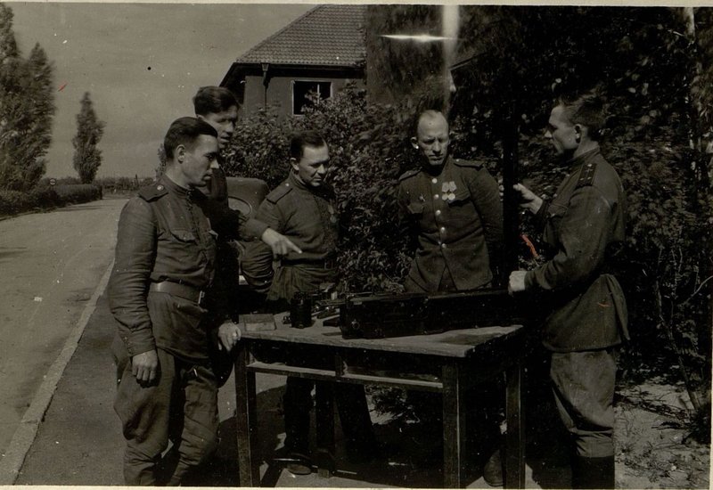 Фотография: Техническая учеба в подвижной авиационной ремонтной мастерской - 1  (СПАРМ-1) № 1070, по взаимодействию работы частей пушки "ВЯ". Занятия проводит техник по вооружению техник-лейтенант Земсков