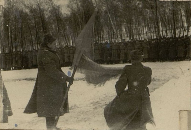 Фотография: Вручение Красного Знамени части Командующим Южно - Уральским военным округом Генерал-полковником товарищем Рейтер