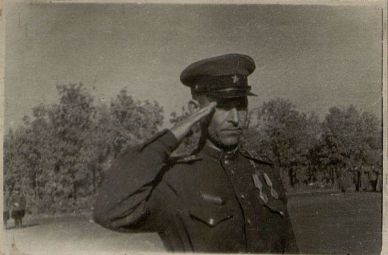 Фотография: Герой Советского Союза сержант Каширин во время исполнения гимна