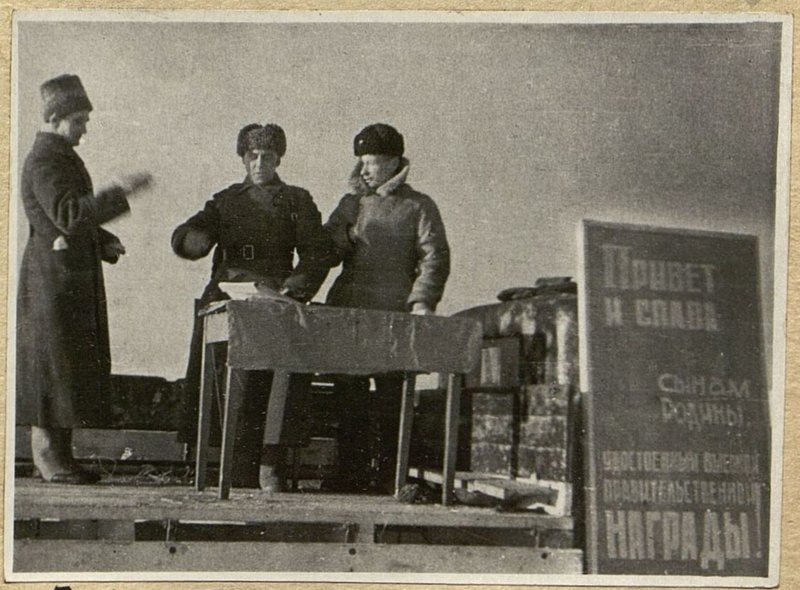 Фотография: Вручение правительственной награды командиру бригады генерал-майору технических войск товарища Матишеву