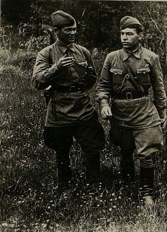 Фотография: Слева направо командир 2-й инженерной роты старший лейтенант Хахулини и заместитель командира роты по политчасти политрук Низов