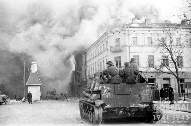 Soviet self-propelled guns entering  the city Czynstochowy
