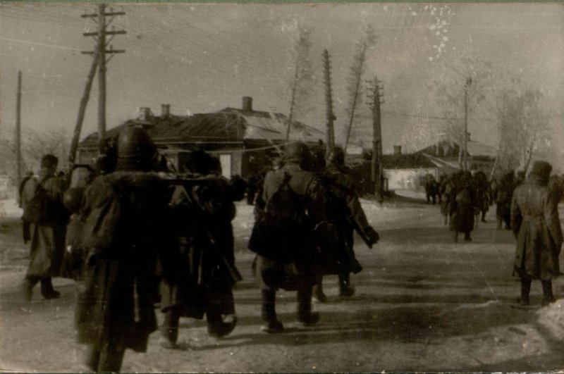 Фотография: Пехота входит в город