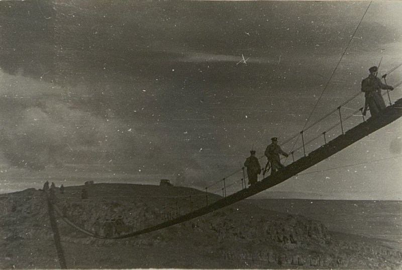 Фотография: Испытание мостов новых конструкций. Пешеходный мост. Проходит пехота