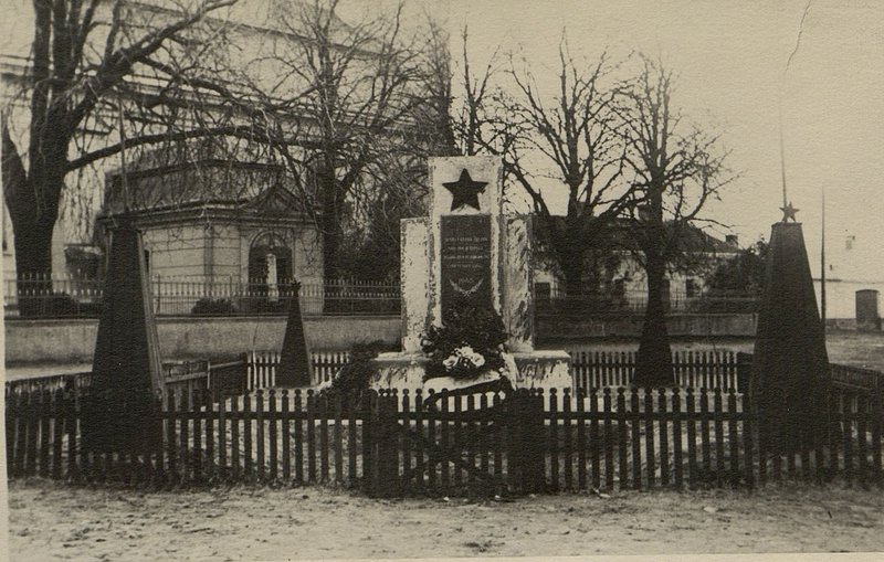 Фотография: г. Надлейта. Памятник-монумент на воинском кладбище