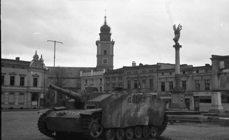 «Крайцбург (Крейцбург, ныне Ключборк). Брошенная или подбитая немецкая самоходная артиллерийская установка StuH 42.»