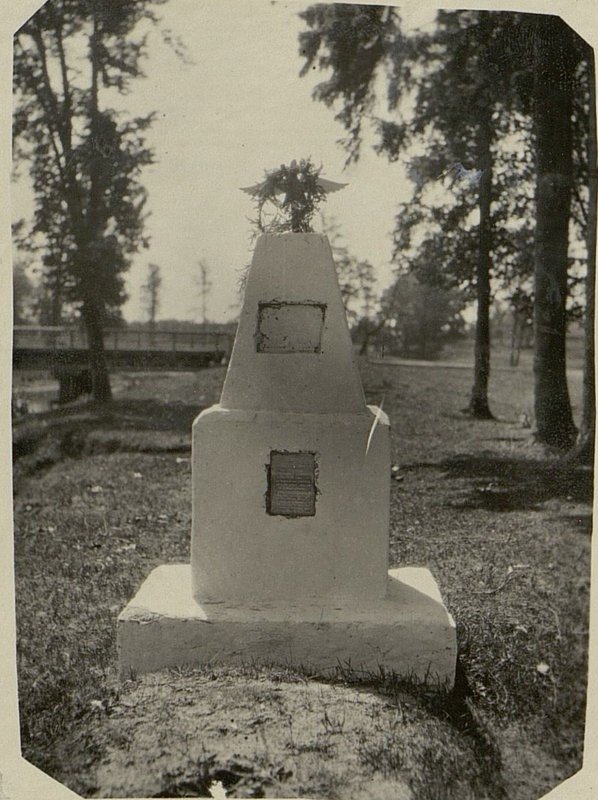 Image: Military burial place of junior lieutenant Orlov, gunner Usenko and gunner Babakov, Skidel, on the eastern outskirts, on the left bank of the Skidlyanka river, 62 m from the bridge