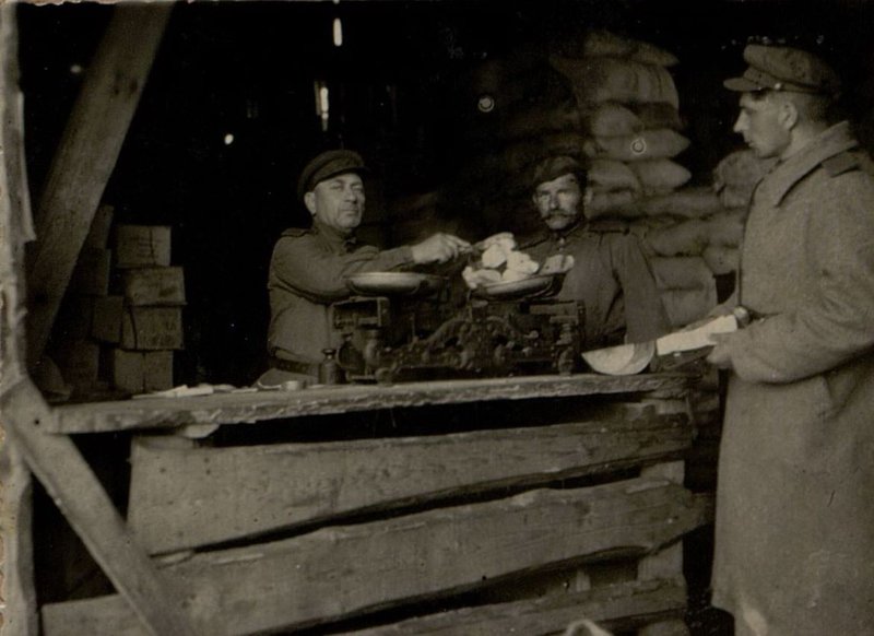 Фотография: В продуктовом складе продовольственно-фуражной службы (ПФС). Продукты отпускает Красноармеец Айзиковский