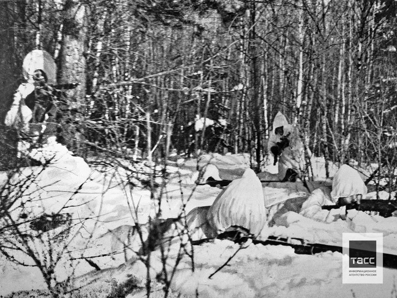 Red Army soldiers in ambush during the battle of Moscow