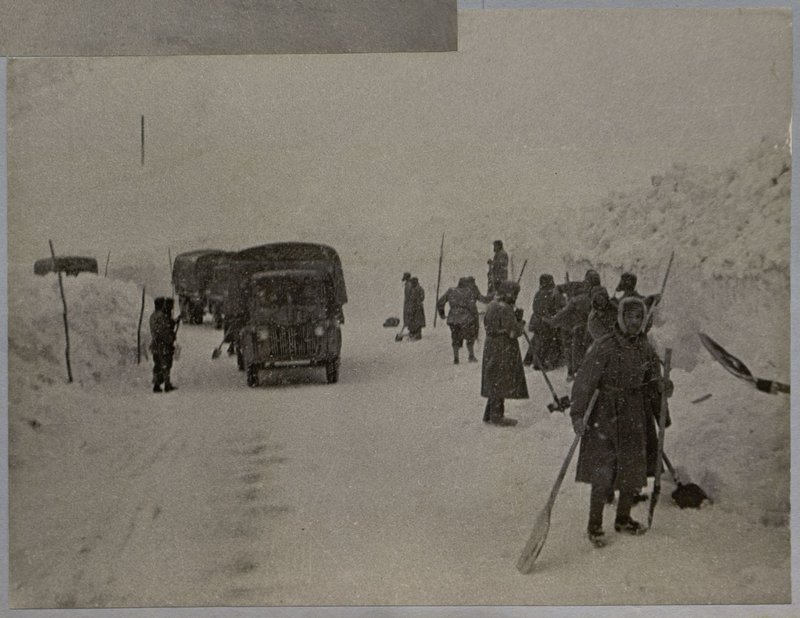 Фотография: Альбом "История 28 автомобильного полка, 1943-1944 гг."