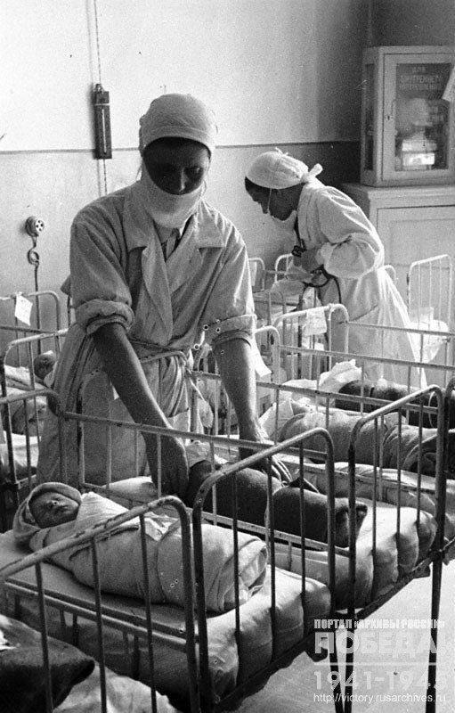 Nurses put newborns in cots in the children's room of the maternity hospital named after Professor Snegirev