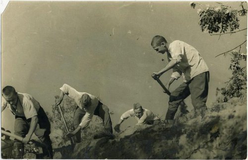 На строительстве укрепленного рубежа