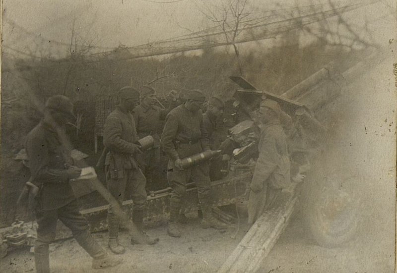 Фотография: Огневой взвод лейтенанта ПонамаренкоО на огневой позиции, ведет огонь по немецко-фашистским захватчикам, в районе Борщеватое.
