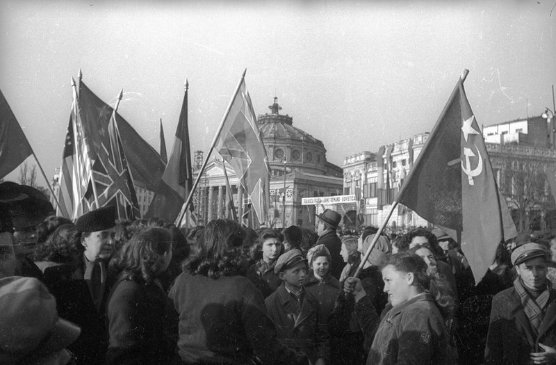 Demonstrators greet the first government of new Romania