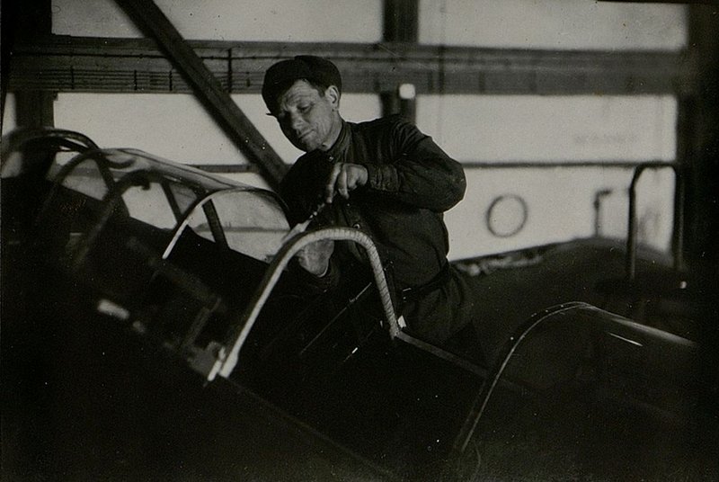 Фотография: Павлов заканчивает установку 2 управл. на с-те ЯК-9