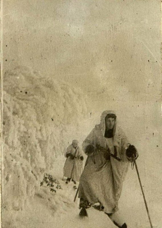 Фотография: Разведчики гвардии старший сержант Вавилов и Абашин на марше.