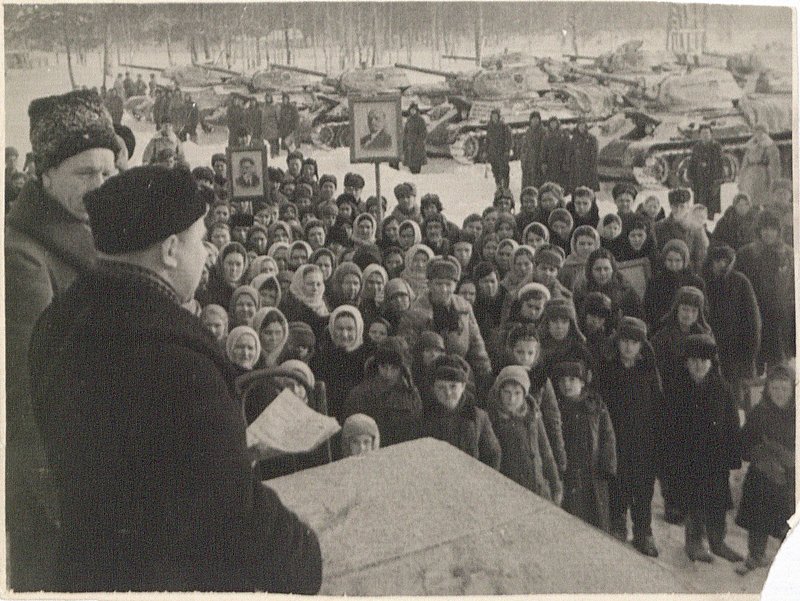 Митинг, посвященный передаче танков, построенных на средства населения, воинской части.