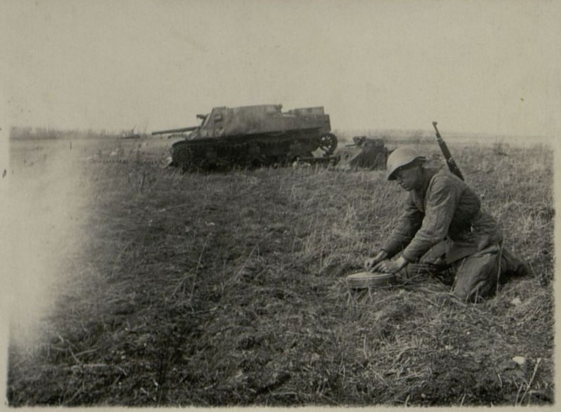 Image: Red Army soldier Mukhamorov clears mines for tanks