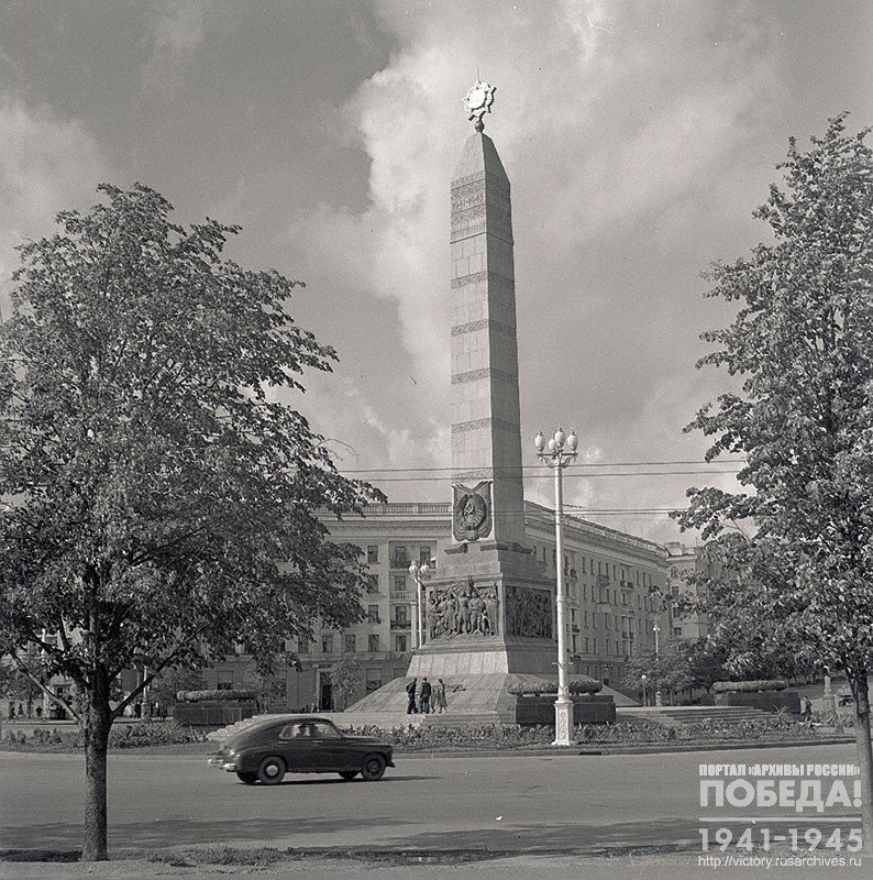Обелиск советским воинам на площади Минска