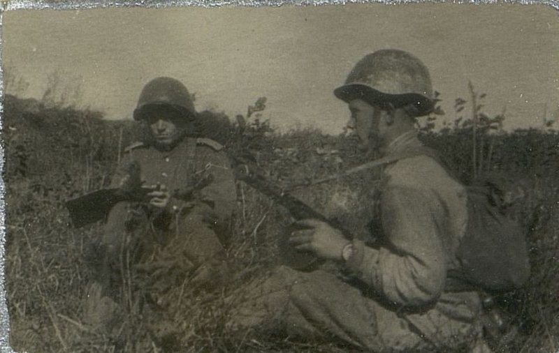Фотография: Коммунист Шардаков пишет рекомендацию младший сержант Гулянкину, вступающему в партию