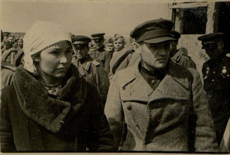 Фотография: Вручение оружия О.Д. Ромашко