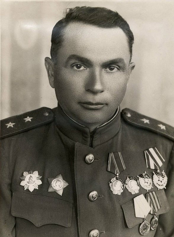 Фотография: Командир 10 Гвардейского стрелкового будапештского Корпуса гвардии генерал лейтенант Рубанюк