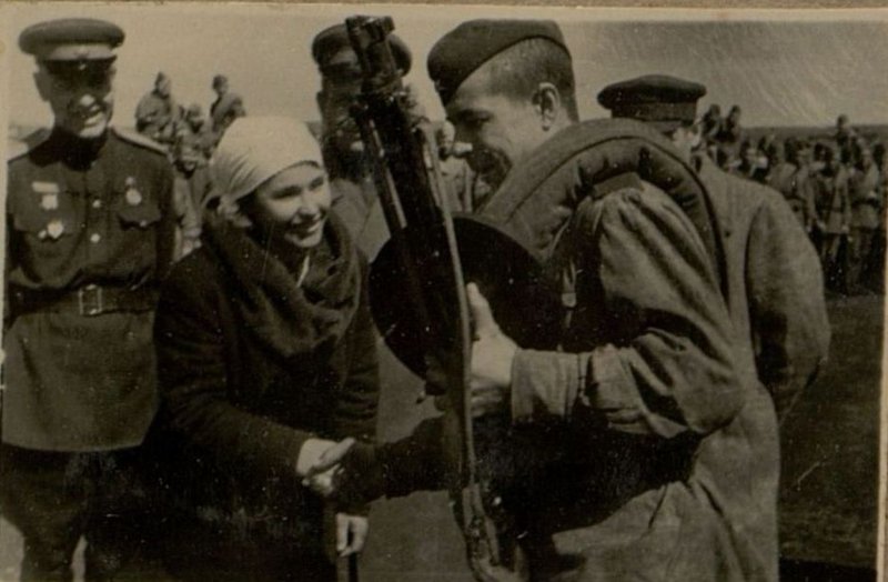 Фотография: Вручение оружия О.Д. Ромашко