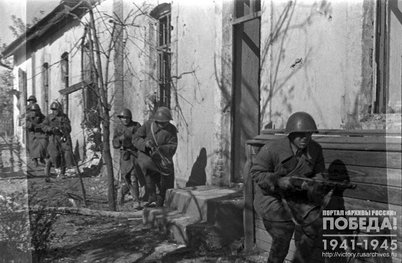 Guards of Lieutenant Levchenko’s intelligence troop during reconnaissance on the outskirts of Stalingrad