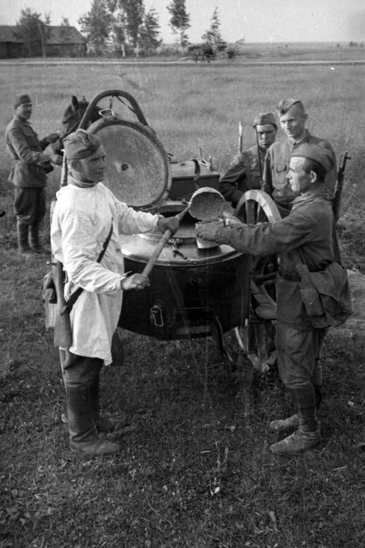 «Калининский фронт. Раздача пищи из полевой кухни.»