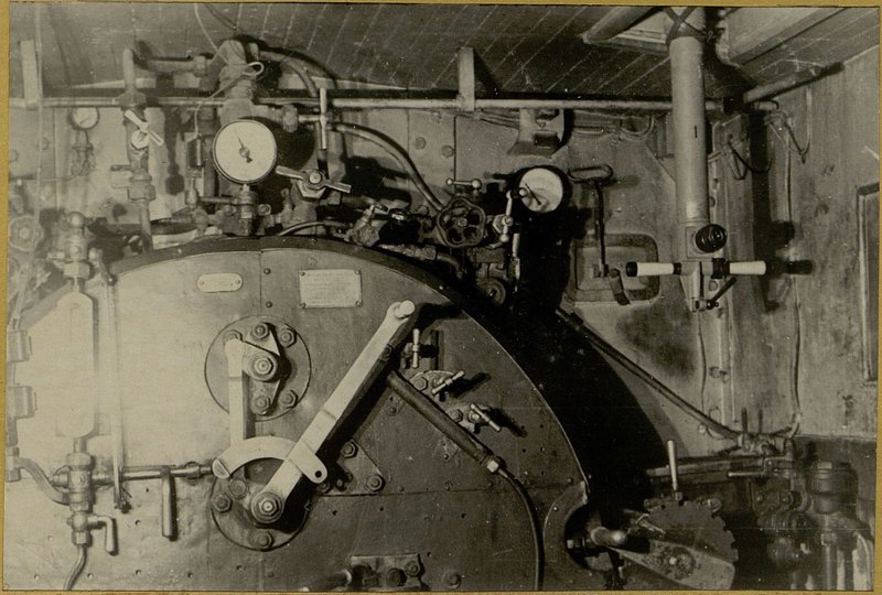 Image: Internal equipment of the driver's booth of the PR-43 armored locomotive