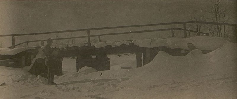 Фотография: Исследование существовавшего моста через р. Заборовка в Кожевенная-Заборовка. Снятие эскиза произ. капитан. Михайленко. Фото Маковенко 20.3.42 г.