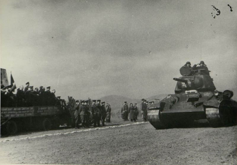 Фотография: Генерал-полковник товарищ Бюрюзов вручает ордена Советского Союза болгарским генералам и офицерам