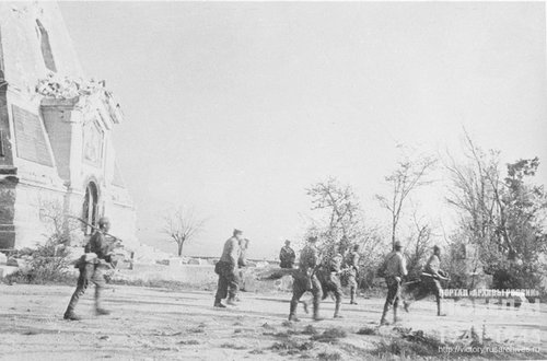 Советские бойцы ведут бой на северной стороне г. Севастополя в районе Братского кладбища. Крым, 1944 г.