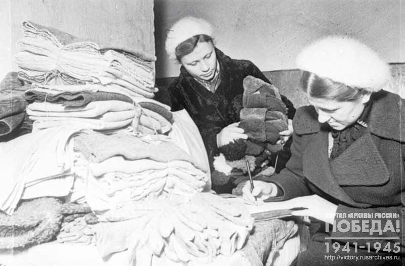 Female workers of the Klin Bakery Plant prepare gifts to be sent to the front