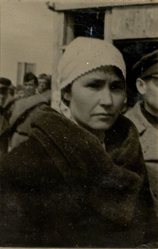 Фотография: Вручение оружия О.Д. Ромашко