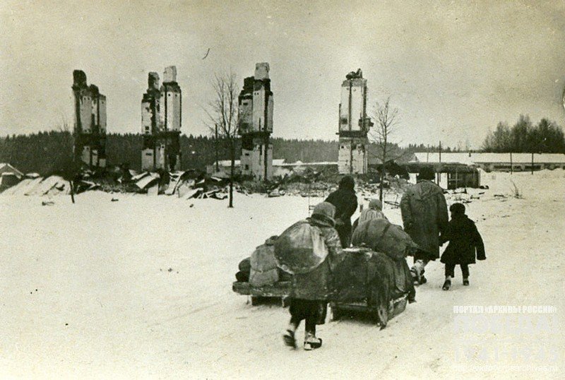 The population returns to the village liberated from the Germans near the Yasnaya Polyana estate, where the great Russian writer L.N. Tolstoy lived