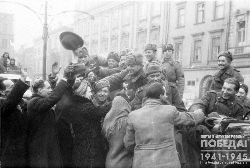 People of liberated Krakow greeting the soldiers of the Red Army passing through the city