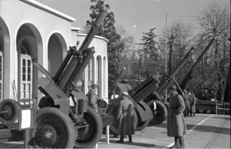 «Выставка советского оружия.»