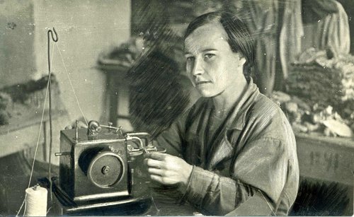 Стахановка артели Кзыл-Юл Сласникова А. вступила в ряды доноров. 1941-1945 гг. ТАССР