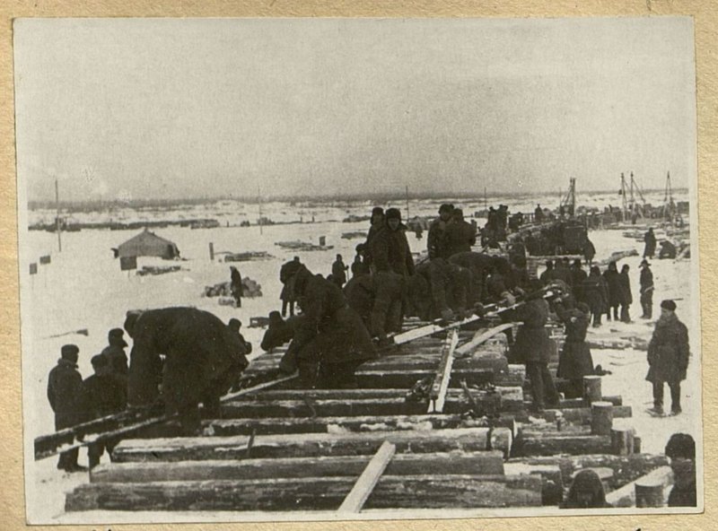 Image: Laying of rails raised on the bridge