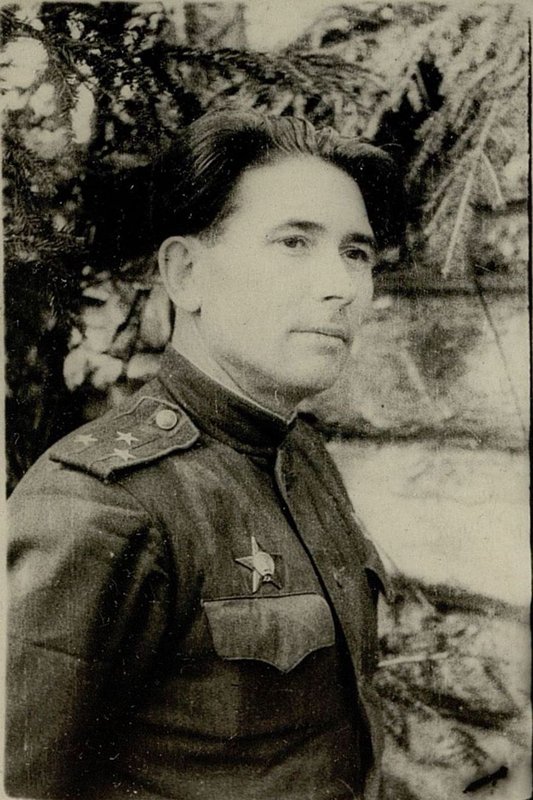Фотография: Начальник политотдела дивизии гв. Полковник Косачев Александр Иванович, ворвавшись в г. Минск вместе с передовым отрядом, водрузил Красное Знамя над зданием Правительства БССР