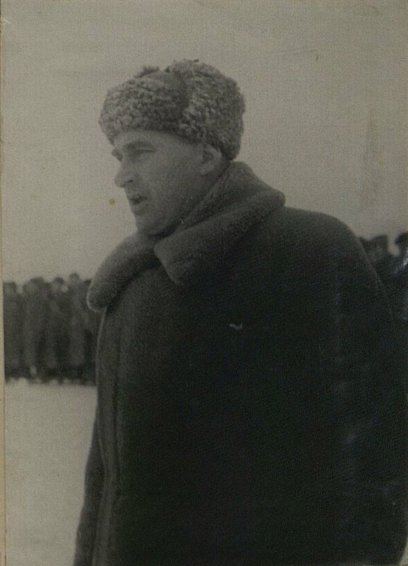 Image: Lieutenant General Zhadov speaks to the troops at Stalingrad. December 1942