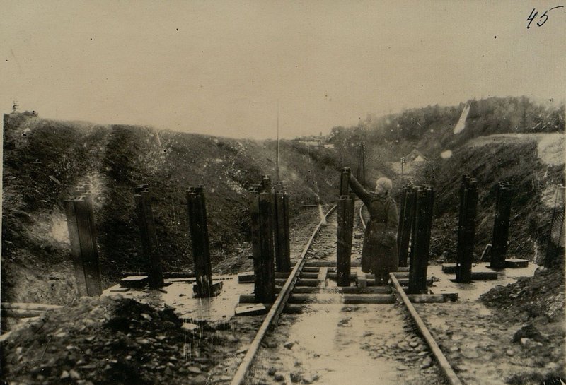 Фотография: Противотанковые препятствия у подножия пер-ла (полоса действия 95 стрелкового корпуса)