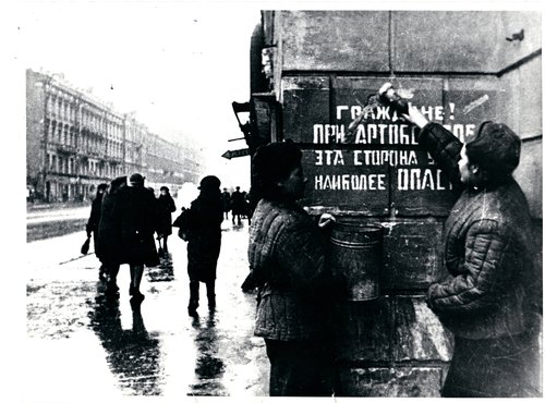 После прорыва блокады замазывают надпись на стене об опасности артобстрела перед театром Ленсовета