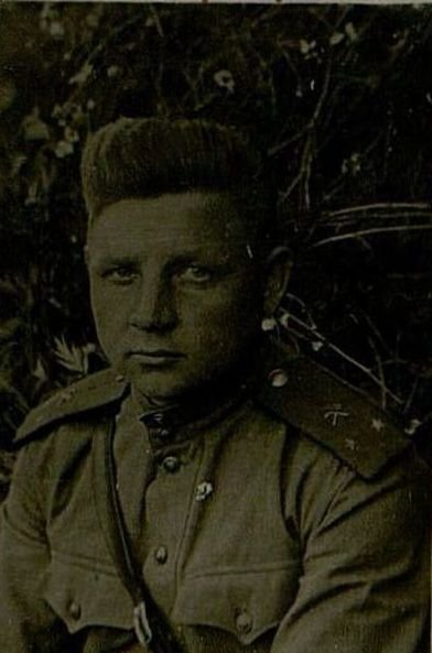 Фотография: Техник-лейтенант Тимофеев заместитель командира роты