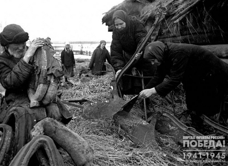 Члены сельхозартели «Общий труд» за починкой сельхозинвентаря